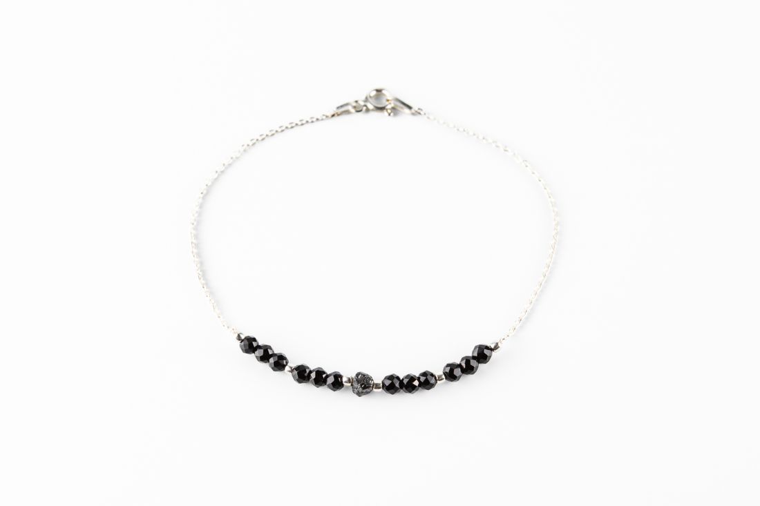Černý surový diamant a spinel