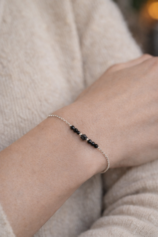 Černý surový diamant a spinel