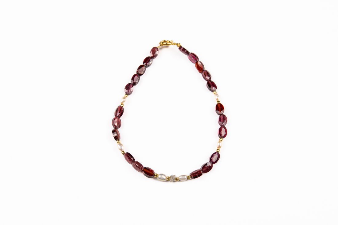 Náramek s granátem, říčními perlami a stříbrným diamantem