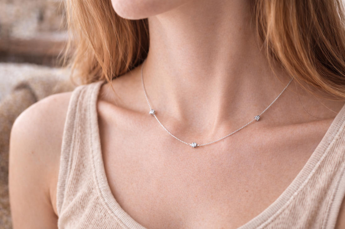 Tři surové diamanty, stříbro